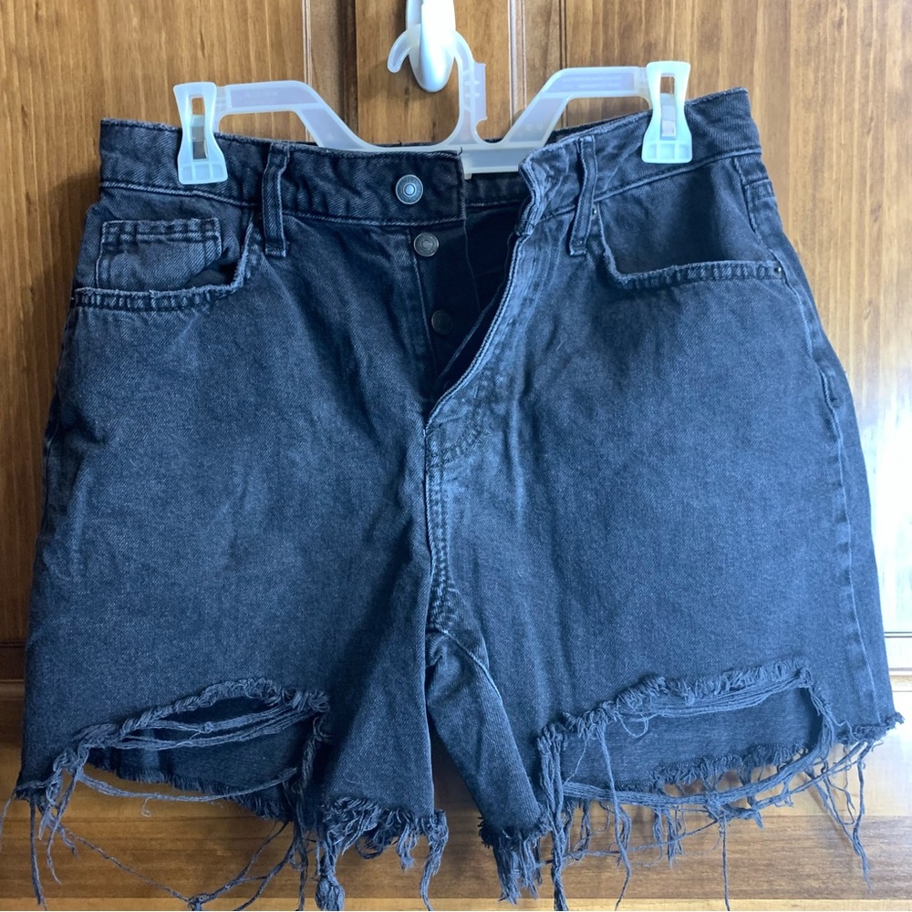 Women’s Forever 21 Premium black distressed Jean shorts size 28
